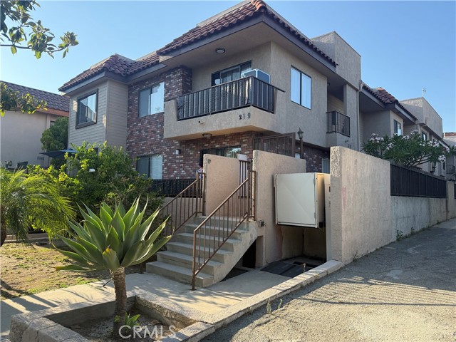 219 E Maple ST Unit: 2
