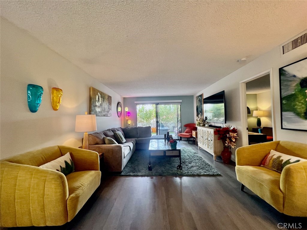 https://media.crmls.org/medias/5d8d7a8c-d560-4545-99f2-9c4a30e8040d.jpg?preset=X-Large