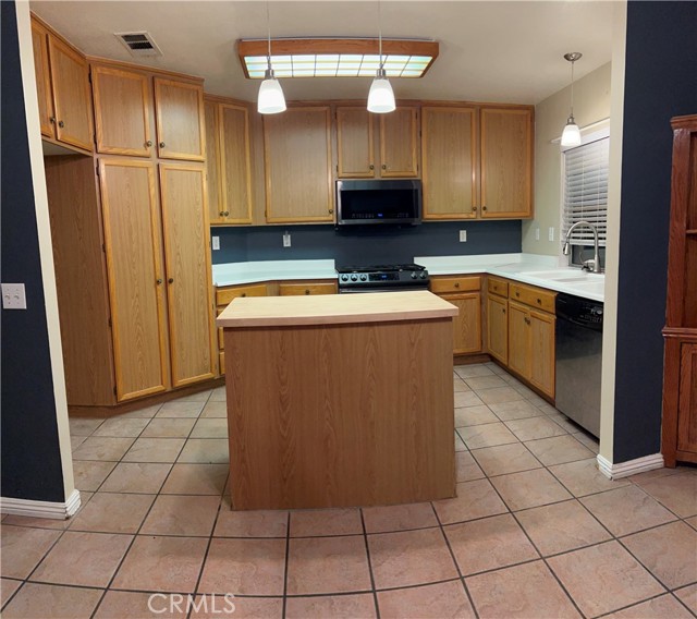 Detail Gallery Image 7 of 12 For 14211 Surrey Ct, Victorville,  CA 92394 - 3 Beds | 2 Baths