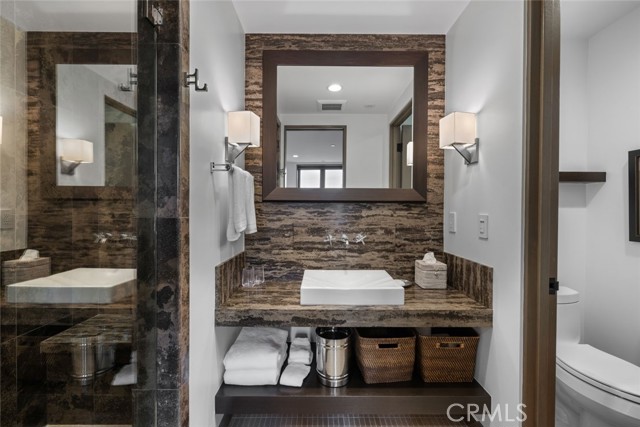 8 Beacon Bay, Newport Beach CA: https://media.crmls.org/medias/5d900164-8020-4489-bd6a-41bfeba2f692.jpg