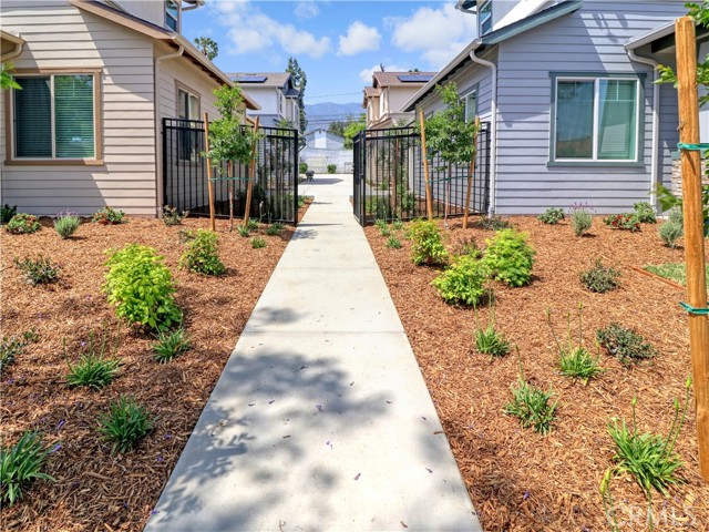 615 E Walnut Avenue, Monrovia CA: https://media.crmls.org/medias/5d931392-7f69-484e-89df-d4fe8bcb6d41.jpg