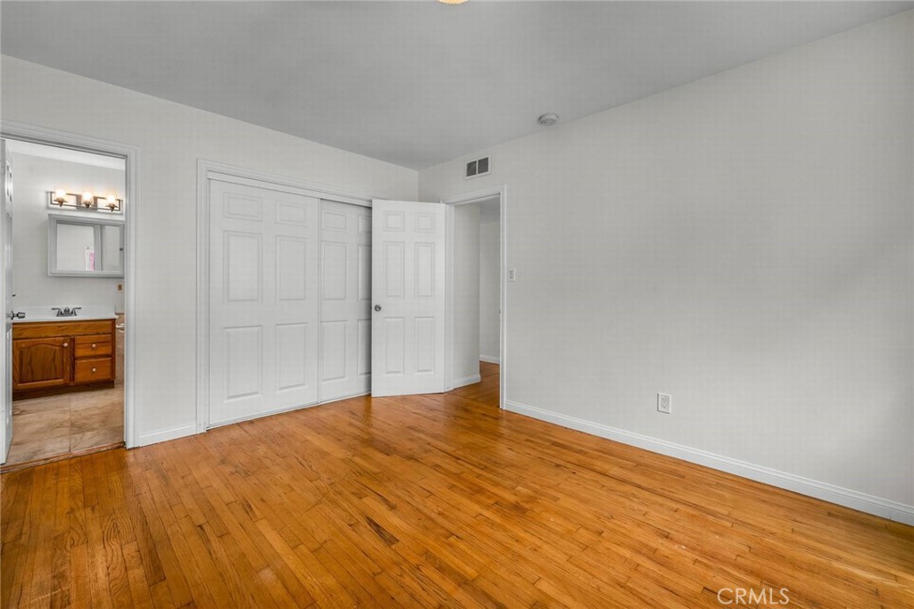 https://media.crmls.org/medias/5d941e94-4263-48c1-981e-895dd7536292.jpg?preset=X-Large