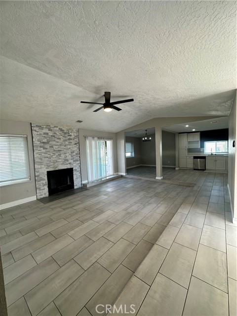 Detail Gallery Image 3 of 22 For 12790 Desert Creek Cir, Victorville,  CA 92395 - 3 Beds | 2 Baths