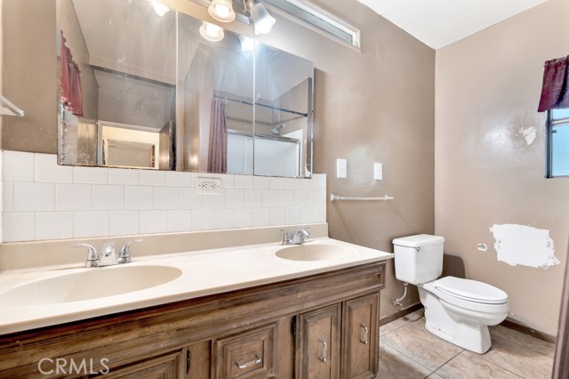 Detail Gallery Image 16 of 35 For 7725 Owensmouth, Canoga Park,  CA 91304 - 3 Beds | 2 Baths