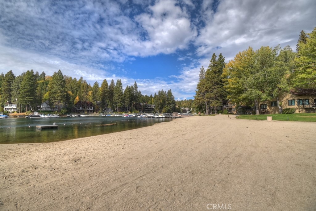 https://media.crmls.org/medias/5da028f8-46ae-4524-82bf-3b9d2599fc4c.jpg?preset=X-Large