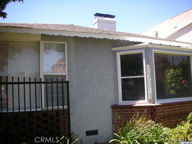6017 Whitsett Avenue North Hollywood, California The main house is for lease: The home is in move-in condition and offers 3 bedrooms, 2 bathrooms with hardwood flooring throughout the home. Except kitchen and laundry room, bathrooms. There is double Fire place, one side facing Living room and the otherside facing one bedroom. this home is equipped with window air-conditioning. Owner paid water. The tenant is responsible for the electricity bill.The owner resides in the rear guest house.This is a small paradise in the middle of the city.