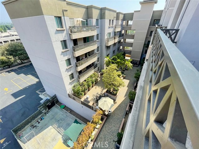 931 E Walnut Street, Pasadena CA: https://media.crmls.org/medias/5da5405c-9099-4c57-82ee-f8eb279707ef.jpg