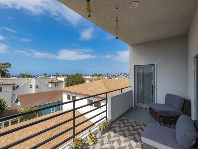 645 1st Place, Hermosa Beach, California 90254, 3 Bedrooms Bedrooms, ,2 BathroomsBathrooms,Residential,Sold,1st,SB22033969