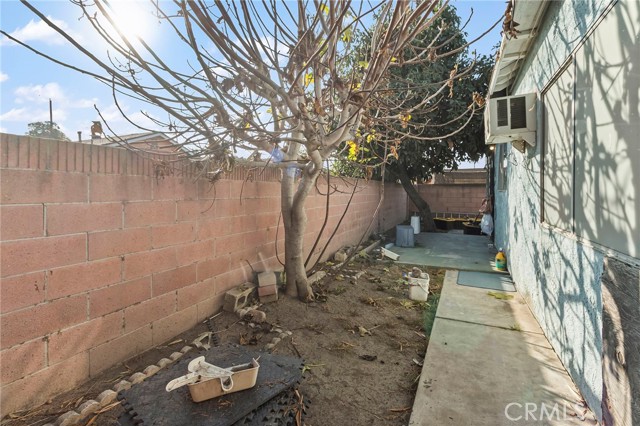 Detail Gallery Image 19 of 30 For 11878 205th St, Lakewood,  CA 90715 - 5 Beds | 2/1 Baths