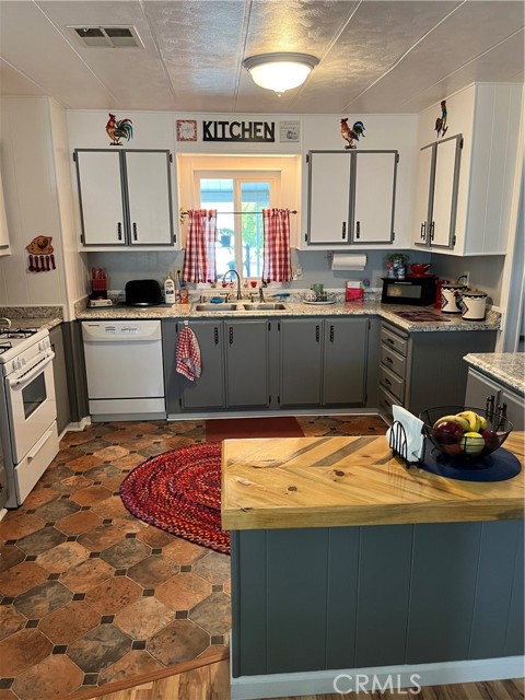 55524 Yucca Trail, Yucca Valley CA: https://media.crmls.org/medias/5da82944-bbc5-477b-bbdf-44c43a9875ee.jpg