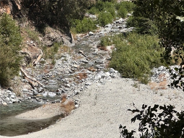 39722 Valley Of The Falls Drive, Forest Falls CA: https://media.crmls.org/medias/5da9540e-0a23-4660-9a66-4b5d16caf2a7.jpg