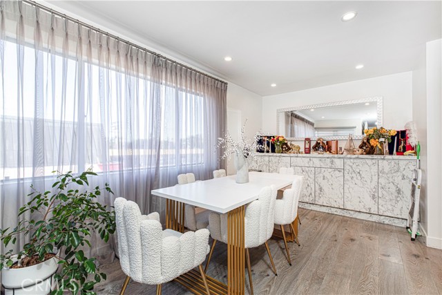 7625 Reseda Boulevard, Reseda CA: https://media.crmls.org/medias/5da95560-ebf5-41d0-8784-2685c043a7c1.jpg