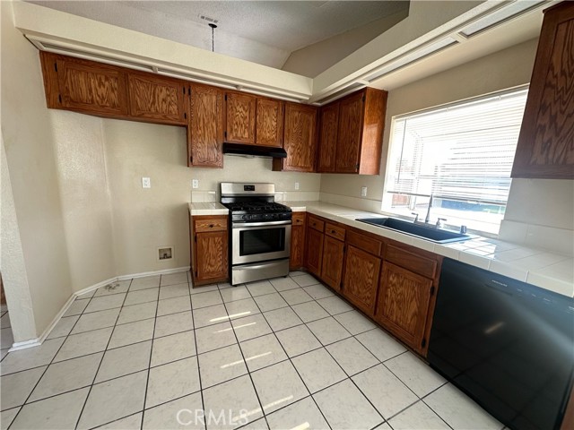 Detail Gallery Image 5 of 11 For 122 Plymoth, San Bernardino,  CA 92408 - 4 Beds | 2 Baths
