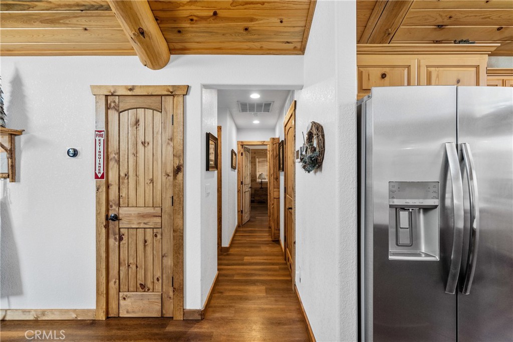 https://media.crmls.org/medias/5dacebb6-9274-4e7e-9840-0233343db430.jpg?preset=X-Large