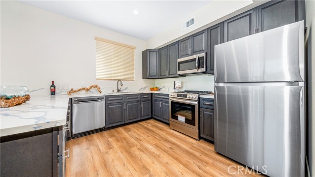 Detail Gallery Image 7 of 28 For 17158 Chatsworth St #2,  Granada Hills,  CA 91344 - 3 Beds | 2/1 Baths