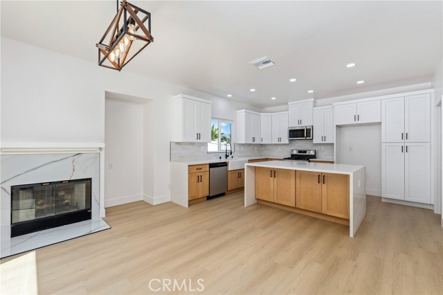 2504 N Fitzsimmons Avenue, Rialto CA: https://media.crmls.org/medias/5db01714-ea5b-4ee6-b2ae-f1dabd158d25.jpg