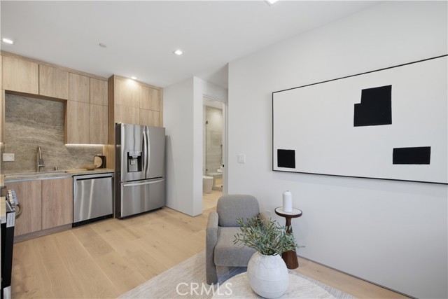 22518 Burbank photo 40