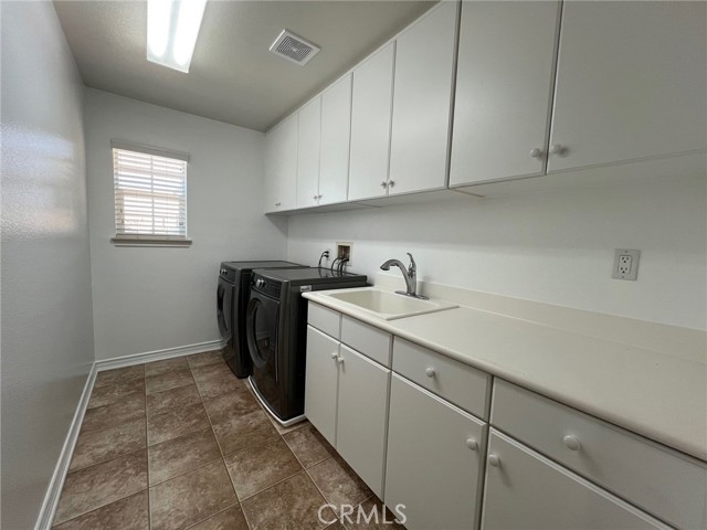 15688 Portenza Drive, Fontana CA: https://media.crmls.org/medias/5db07e93-6957-426e-8b57-75e27fa5f618.jpg