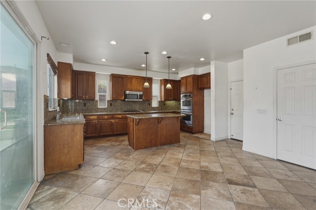 Detail Gallery Image 13 of 46 For 28366 Northmoore Pl, Menifee,  CA 92584 - 5 Beds | 3 Baths