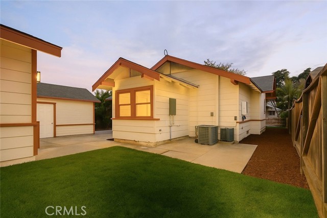 Detail Gallery Image 15 of 15 For 1350 E 8th, Long Beach,  CA 90813 - 5 Beds | 3 Baths