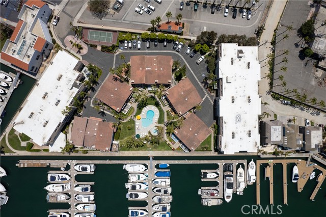 Detail Gallery Image 2 of 37 For 16276 Pacific Cir, Huntington Beach,  CA 92649 - 3 Beds | 5/1 Baths