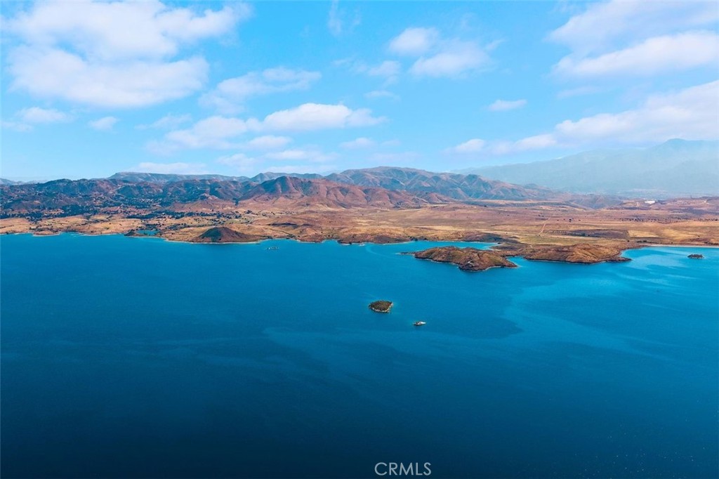 https://media.crmls.org/medias/5db6cf36-7273-4390-bc48-d877482f8e9d.jpg?preset=X-Large