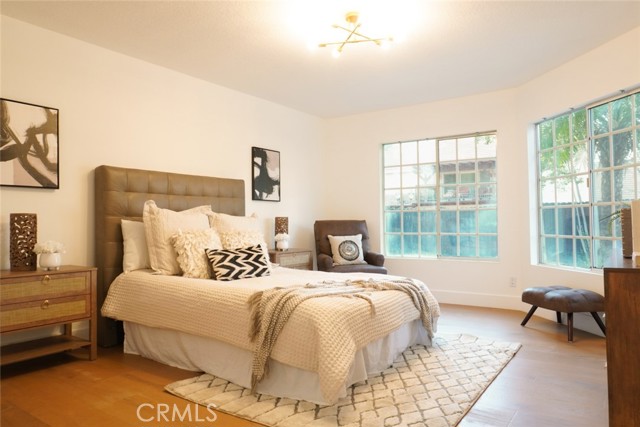 23242 Burbank Boulevard, Woodland Hills CA: https://media.crmls.org/medias/5db6d99f-4d28-4ca8-b33e-06cd00f92f84.jpg