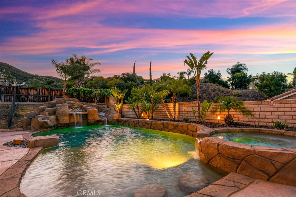 https://media.crmls.org/medias/5db868ee-cec2-44ed-b5c2-5d3e02b3469e.jpg?preset=X-Large
