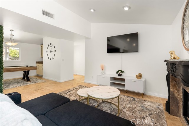 Detail Gallery Image 4 of 27 For 20300 Oxnard, Woodland Hills,  CA 91367 - 3 Beds | 2 Baths