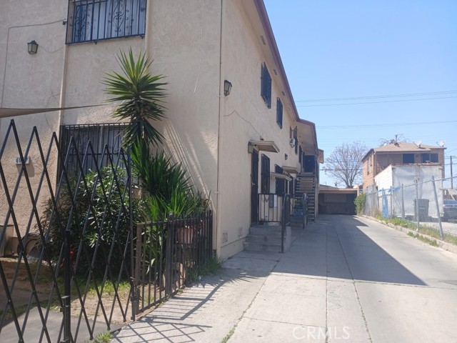 6027 Makee Avenue, Los Angeles CA: https://media.crmls.org/medias/5dbc34a6-55a9-4bbd-bd8e-9fab76273009.jpg