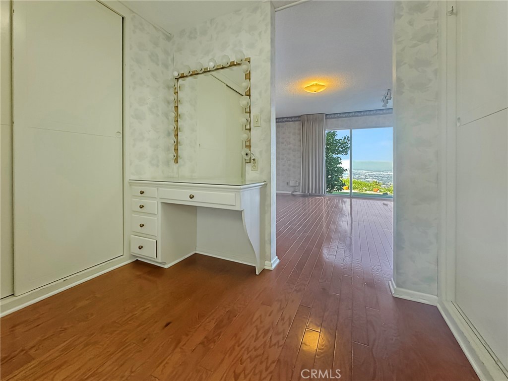 https://media.crmls.org/medias/5dbcd30d-127f-42d4-b1c3-a07c8c04b3b9.jpg?preset=X-Large