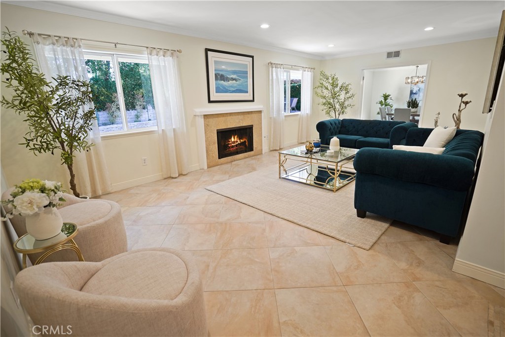 https://media.crmls.org/medias/5dc14e2d-f7c5-491d-804b-cdf017ef794a.jpg?preset=X-Large