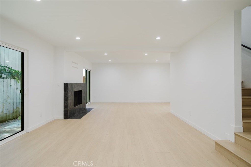 https://media.crmls.org/medias/5dc2fa60-9be7-4900-ba3a-7e21ad31cbcb.jpg?preset=X-Large
