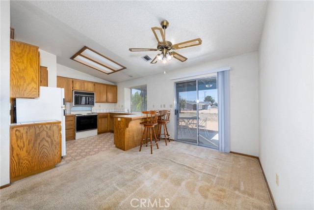 21930 Mohican Avenue, Apple Valley CA: https://media.crmls.org/medias/5dc6c729-8274-440c-b366-412f80c911fa.jpg