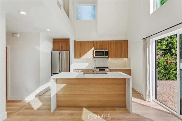 Detail Gallery Image 9 of 39 For 6200 Woodlake Ave, Woodland Hills,  CA 91367 - 3 Beds | 2 Baths