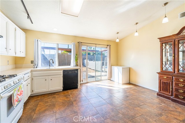 Detail Gallery Image 10 of 64 For 14871 Edelweiss Pl, Moreno Valley,  CA 92553 - 3 Beds | 2 Baths