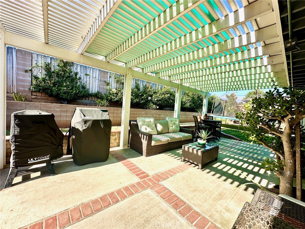 https://media.crmls.org/medias/5dceccb7-a1b7-4f26-9ea4-2063d0145a9d.jpg?preset=X-Large