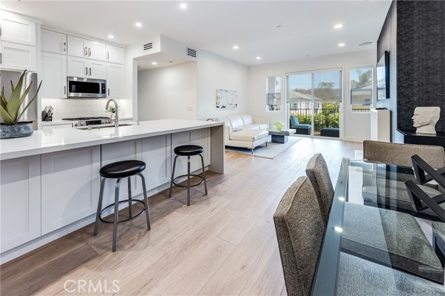 Detail Gallery Image 3 of 32 For 4820 Bellflower Ave #208,  North Hollywood,  CA 91601 - 3 Beds | 3 Baths