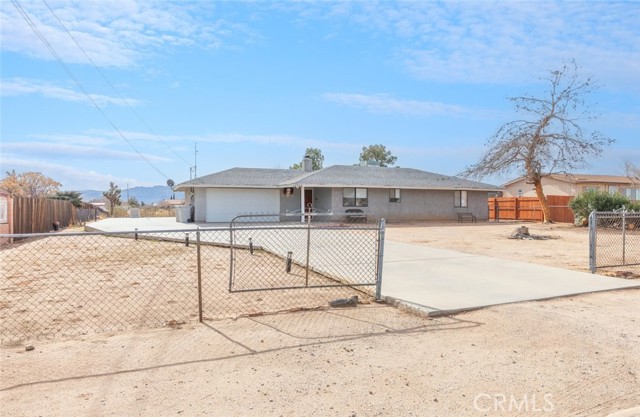 17733 Fresno Street, Hesperia CA: https://media.crmls.org/medias/5dd54d0e-343b-45c3-97a3-52d7de69b362.jpg