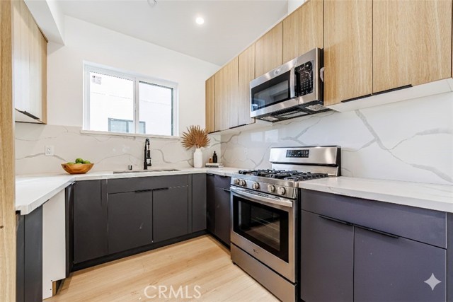 Detail Gallery Image 10 of 75 For 5209 W 20th, Los Angeles,  CA 90016 - – Beds | – Baths