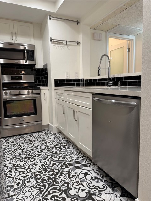 Detail Gallery Image 9 of 39 For 6275 Canoga, Woodland Hills,  CA 91367 - 2 Beds | 1 Baths