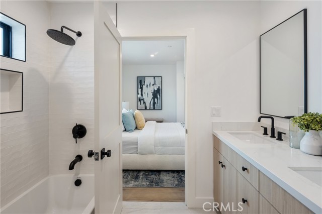 20109 Archwood Street, Winnetka CA: https://media.crmls.org/medias/5dd9d8cb-c149-4360-a446-e4fdea79a139.jpg