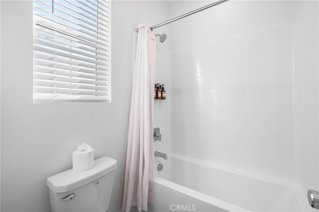 https://media.crmls.org/medias/5dda9e77-f4e9-444a-b158-cf20156adde8.jpg?preset=X-Large