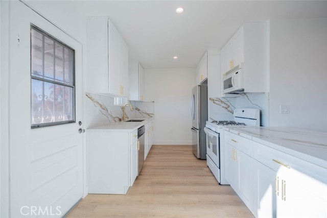 Detail Gallery Image 6 of 20 For 5654 Kester Ave #4,  Van Nuys,  CA 91411 - 2 Beds | 1 Baths