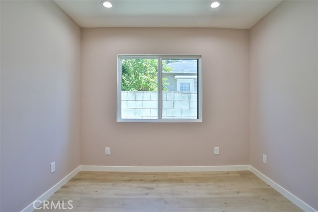 2111 Scott Road, Burbank CA: https://media.crmls.org/medias/5ddf3ade-6826-4db8-8285-e07bd5bd4170.jpg