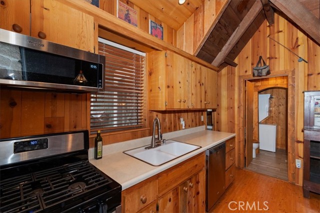 Detail Gallery Image 15 of 17 For 295 Sunset, Lake Arrowhead,  CA 92352 - 3 Beds | 2 Baths