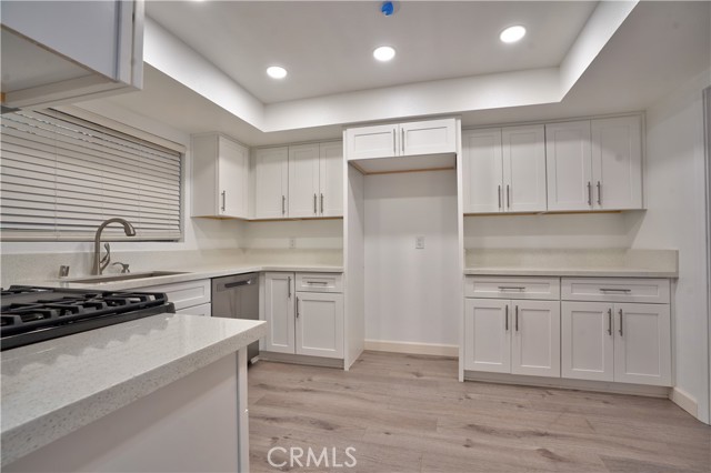 Detail Gallery Image 9 of 23 For 16022 Moorpark St #101,  Encino,  CA 91436 - 2 Beds | 2/1 Baths