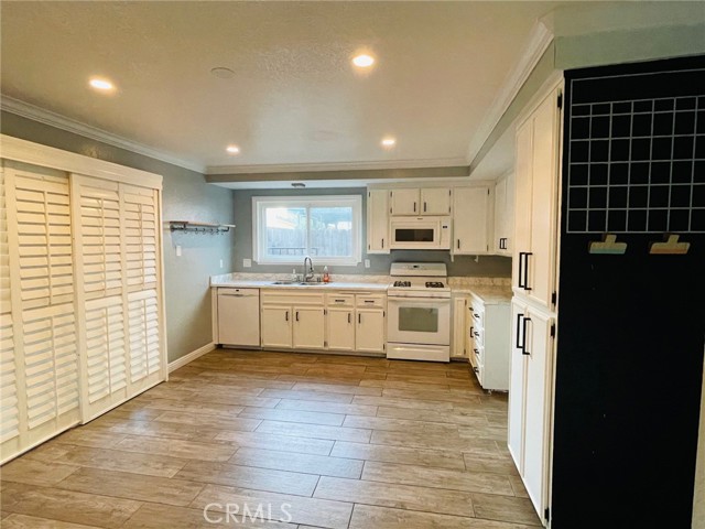 Detail Gallery Image 3 of 19 For 8664 Oak, Rancho Cucamonga,  CA 91730 - 3 Beds | 2 Baths