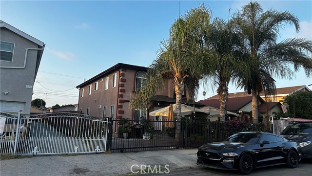 425 E 68th Street, Los Angeles CA: https://media.crmls.org/medias/5de804e5-b0cf-4a88-bc34-8bc3414882e6.jpg