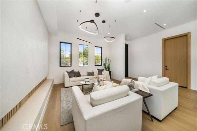 Detail Gallery Image 11 of 29 For 4919 Mammoth Ave, Sherman Oaks,  CA 91423 - 5 Beds | 6/1 Baths